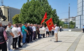 Ish-luftëtarë e UÇK-së protestojnë në mbështetje të ish-komandantëve që janë në Hagë