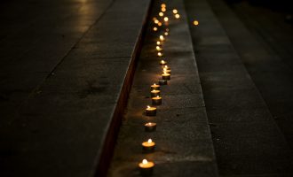 Ndizen qirinj në Skenderaj në nderim të viktimave të aksidentit në Kroaci