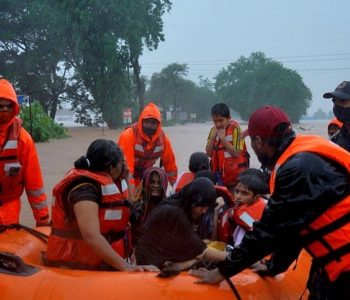 Të paktën 180 të vdekur nga përmbytjet në Indi