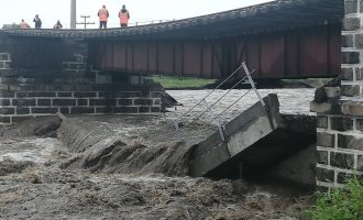 Vërshime edhe në Rusi, shembet një urë hekurudhore