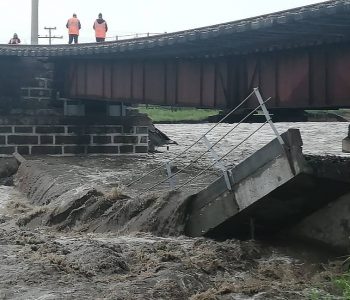 Vërshime edhe në Rusi, shembet një urë hekurudhore
