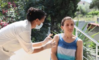 Nis vaksinimi i qytetarëve nëpër shtëpi në Shqipëri