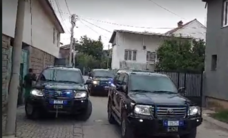 Kadri Veseli largohet nga shtëpia e tij në Mitrovicë