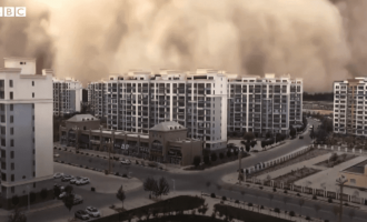 Stuhia e rërës “gëlltitë” qytetin në Kinë