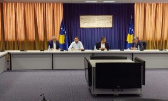 Andin Hoti takohet me familjarët e personave të zhdukur