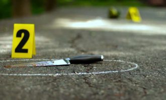 Burri vret gruan brenda veturës në Krujë