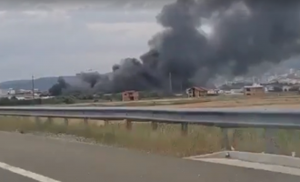 Digjen disa depo te Tregu në Fushë Kosovë