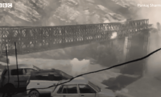 9 persona vdesin pasi vërshimet shkatërrojnë urën në Indi