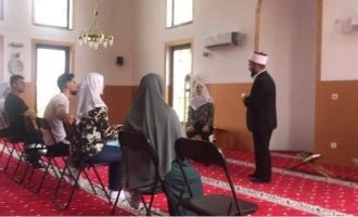 Dy franceze konvertohen në fenë islame në një xhami në Kosovë