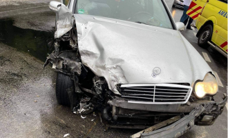 Katër persona të lënduar në një aksident mes dy veturave në Pejë