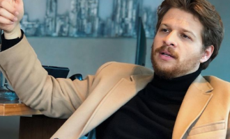 “Oj Kosovë oj nana ime”, aktori i njohur turk poston video duke vallëzuar me flamurin shqiptar