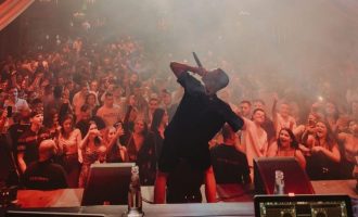 Don Xhoni pohon se në koncertin e tij në Skenderaj u përdorë armë, prezent mijëra qytetarë