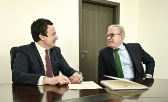 Këshilltari i Glauk Konjufcës: ShBA nuk largohet nga Kosova