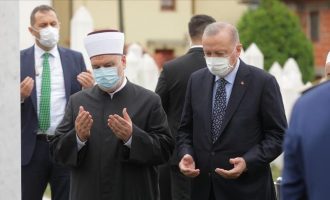 Erdogan viziton Bosnjën, shkon te varri i Izetbegoviqit