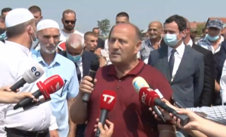 Flet nga ceremonia e varrimit familjari i 18-vjeçares së vrarë