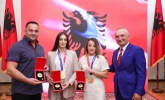 Presidenti i Shqipërisë, priti xhudistet kosovare dhe i dekoroi me medaljen “Nderi i Kombit”