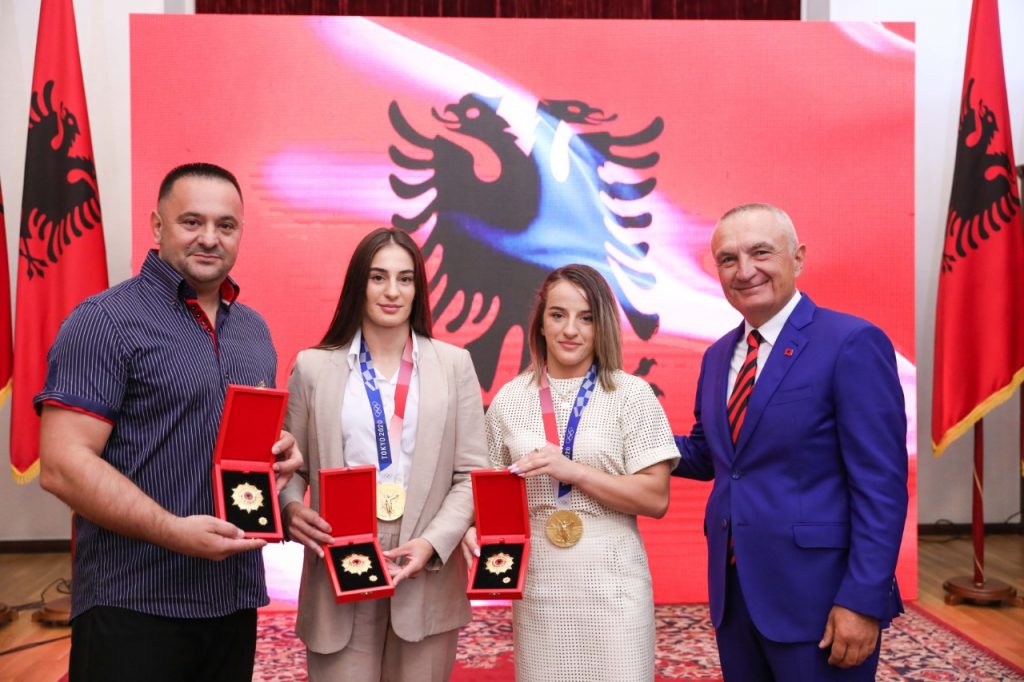 Presidenti i Shqipërisë, priti xhudistet kosovare dhe i dekoroi me medaljen “Nderi i Kombit”