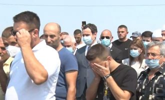 I jepet lamtumira e fundit 18-vjeçares në Ferizaj, Kurti i pranishëm në varrim