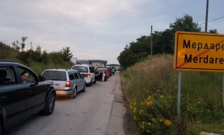 Pritje deri në pesë orë në Merdarë për të dalë nga Kosova