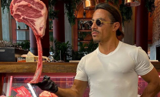 Nusret Gokce paditet nga pesë punëtorë për mos-pagesa për punën jashtë orarit, kushte të rënda dhe sjellje agresive të tij si shef