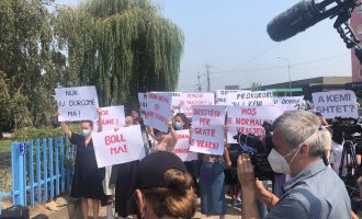 “Policia i ka duart me gjak”, “Dënim maksimal për Dardan Krivaqën” – thirrjet në protestën e sotme në Ferizaj