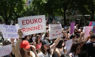 Mbahet marsh protestues sot për mbrojtjen e grave