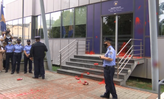 Protestuesit hedhin ngjyrë të kuqe në drejtim të Qeverisë