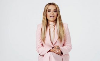 Rita Ora u tregon fansave dallimin mes nocioneve ‘shqiptare’ dhe ‘kosovare’