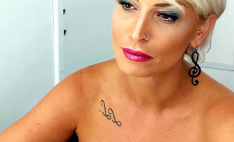 Aktorja kosovare i drejtohet atyre që gjykojnë: Vishemi shkurt, shajmë e pijmë alkool se na pëlqen