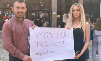 Bëri bujë me historinë e saj për trafikimin ‘Miss Universe Kosova’ e pranishme në protestën e organizuar për vrasjen e 18-vjeçares