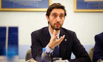 Uran Ismaili i tregon Arben Vitisë si t’i kundërvihet pandemisë