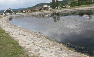 11-vjeçari bie në liqenin akumulues në Mitrovicë, nxirret nga uji në gjendje të përkeqësuar