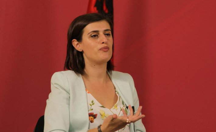 Hudhet poshtë aktakuza ndaj Saranda Bogujevcit, sipas të cilës "pengoi punën e një polici më 2015" - Vimarsana News