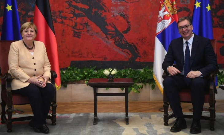 Vuçiq pasi e përcolli Merkelin: Qytetarët e Serbisë të jenë krenarë për mesazhet e kancelares