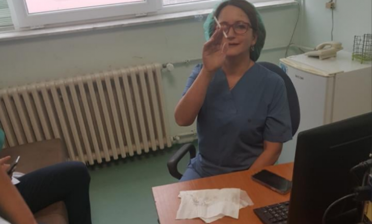 Mjekja dhe kryetarja e Bordit të SHSKUK-së, Agreta Gecaj-Gashi, me veshje të operacionit, ndezë cigare brenda zyrës