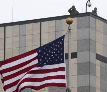 Ambasada Amerikane: Nevojiten hapa të menjëhershëm për të zvogëluar tensionet