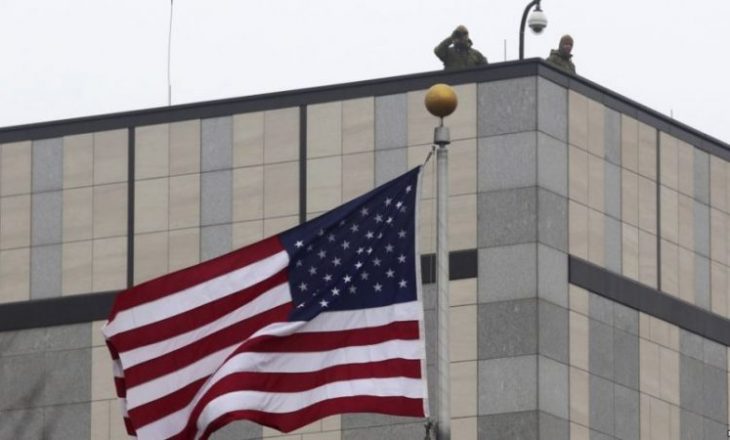 Ambasada Amerikane: Nevojiten hapa të menjëhershëm për të zvogëluar tensionet