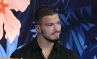 Andi Artani përlotet në studio