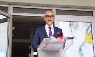 Vitia: 133 mijë e 234 vaksina janë hequr nga administrimi për shkak se u doli afati