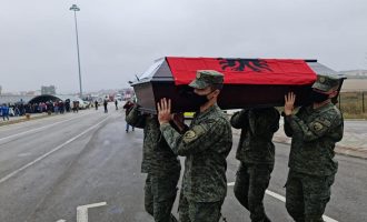 Arrijnë trupat e viktimave në masakrën e Rezallës