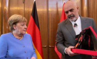 Rama e nderon Merkelin me medalje