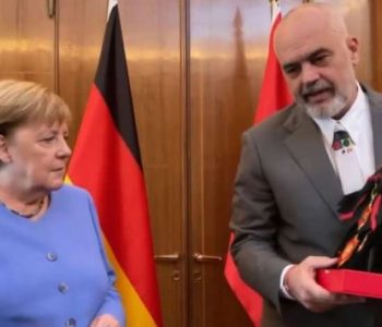 Rama e nderon Merkelin me medalje