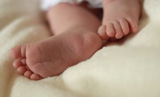 Dy foshnja të sapolindura në Pejë rezultuan me COVID-19