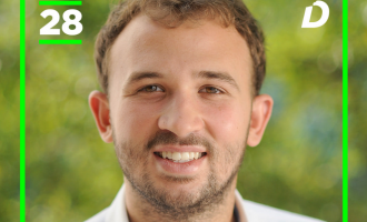 Referi i basketbollit i futet garës pë Asamble Komunale në Prishtinë