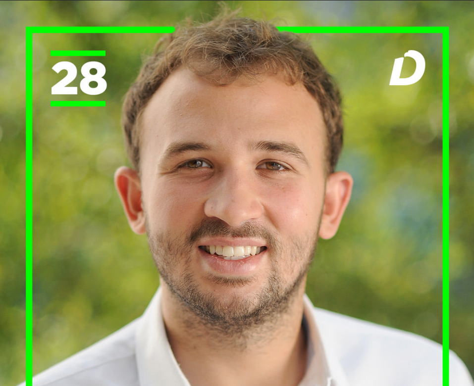 Referi i basketbollit i futet garës pë Asamble Komunale në Prishtinë