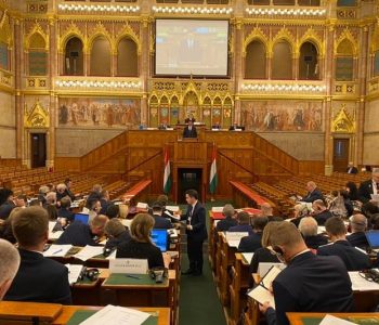 Konjufca në parlamentin e Hungarisë kritikon BE-në për mosliberalizim të vizave për Kosovën