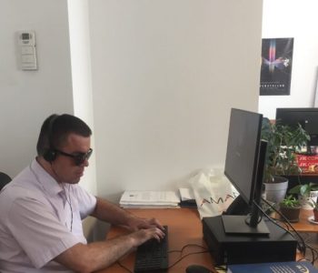 Sfidat e personave të verbër në punë