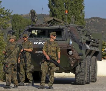 A duhet konsiderohen si kërcënim helikopterët serbë afër pikave kufitare, flasin nga KFOR-i