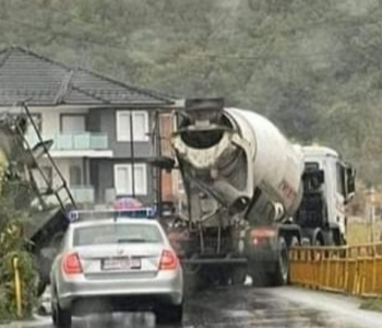 Kamioni me beton për pak bie nga ura në Ferizaj, policia jep detaje