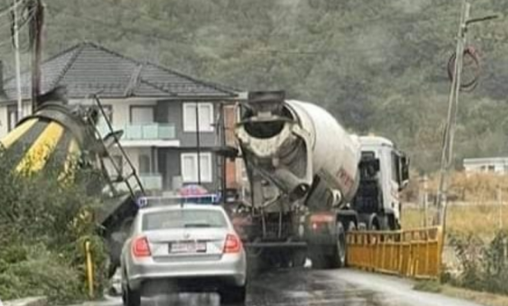 Kamioni me beton për pak bie nga ura në Ferizaj, policia jep detaje